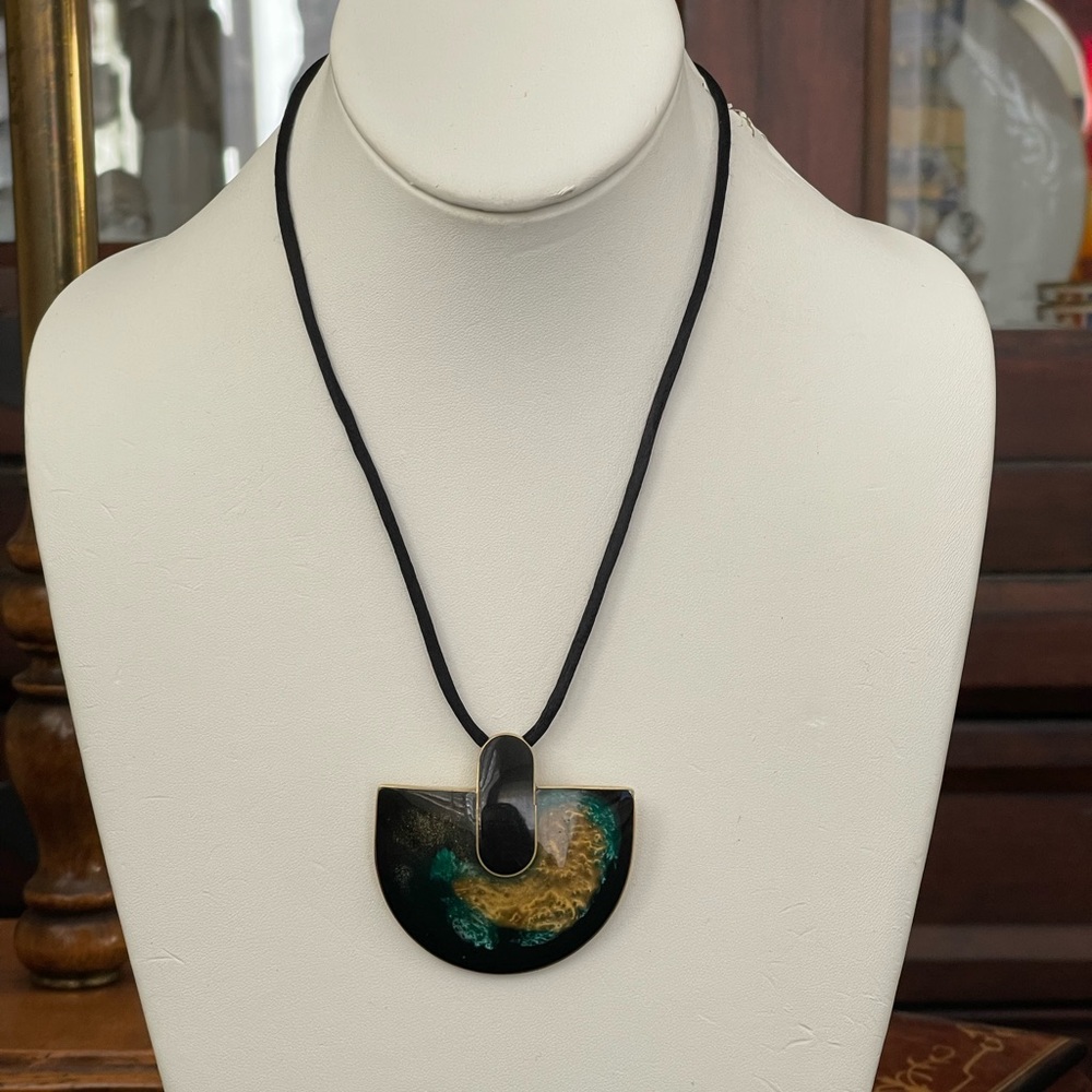 Art Deco style enameled brass pendant necklace - Picture 6 of 7
